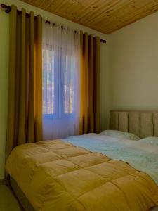 A bed or beds in a room at Lugina e Komanit