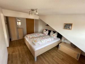 um quarto com uma cama com almofadas em 2 Raum Gästezimmer Prokop em Rettenberg