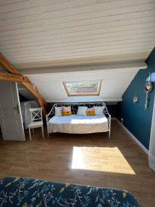een slaapkamer met een bed op zolder bij A la bon'Eure in Nassandres