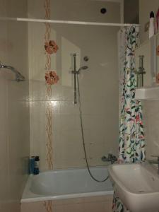 リド・ディ・イエゾロにあるRESIDENCE PENELOPE - WALTERIGATO Apartments SOLO PER FAMIGLIEのバスルーム(シャワー、バスタブ、シンク付)