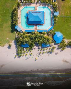 una vista aérea de una piscina en una playa en Hotel Viña del Mar Omoa, en Omoa