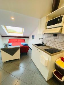 una cocina con fregadero y un sofá en una habitación en Lecco Centro 1 en Lecco