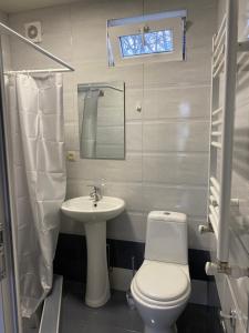 łazienka z toaletą i umywalką w obiekcie Vanjelo w Mcchecie