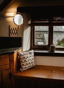 Zimmer mit einem Fenster und einem Kissen auf der Theke in der Unterkunft Holwell Holistic Retreat in Barnstaple