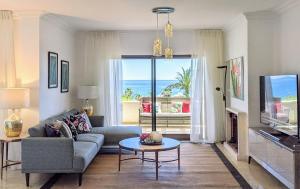 TV a/nebo společenská místnost v ubytování Coral Beach Aparthotel
