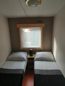 Een bed of bedden in een kamer bij Blue Bird chalet met overdekt terras, bos en bosbad