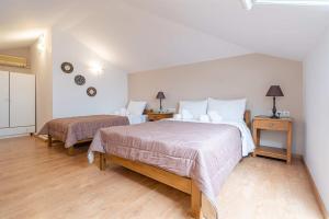 Rúm í herbergi á Olympus View Rooms Sauna & Spa