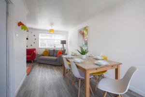 uma sala de jantar e sala de estar com mesa e cadeiras em Avella Suites em Lytham St Annes