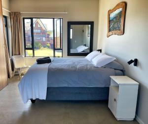 una camera con un letto e una grande finestra di A Real Gem in Cape St Francis a Cape St Francis