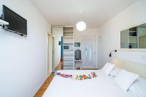 Μια τηλεόραση ή/και κέντρο ψυχαγωγίας στο Jele Rooms