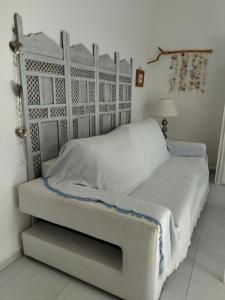 コラレホにあるCasa Dan "Residencial Las Dunas"の白いベッドフレームが備わる客室のベッド1台分です。