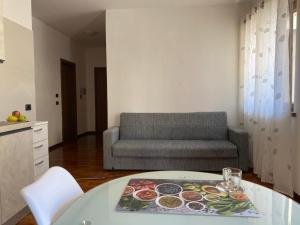 salon z kanapą i stołem w obiekcie Appartamento Aurelia w mieście Molina di Ledro