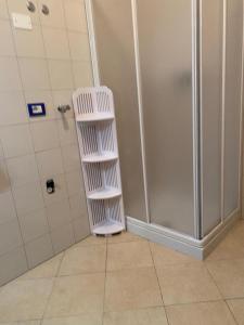 モリーナ・ディ・レードロにあるAppartamento Aureliaのバスルーム(白い段差、シャワー付)