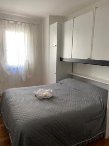 sypialnia z łóżkiem z kapeluszem w obiekcie Appartamento Aurelia w mieście Molina di Ledro