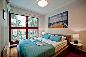 Llit o llits en una habitació de Zielona Przystań BlueApart Jurata