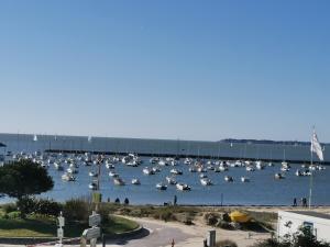 un port rempli de nombreux bateaux dans l'eau dans l'établissement Studio confortable, face mer, proches commerces, à Pornichet