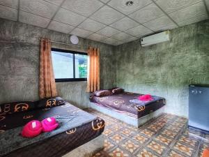 a bedroom with two beds and a window in it at A.P.guesthouse in Ko Mak