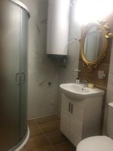A bathroom at Sweet Homes 6