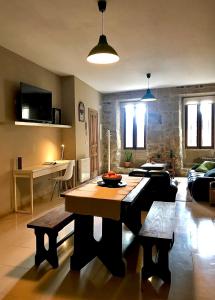 een woonkamer met een tafel en een bank bij Loft zona histórica Camino De Santiago in Tui