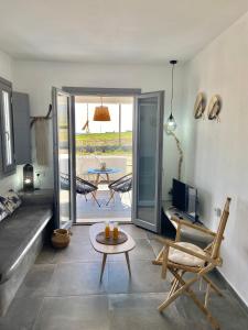 un soggiorno con un divano e un tavolo di Aeron Suites a Éxo Goniá