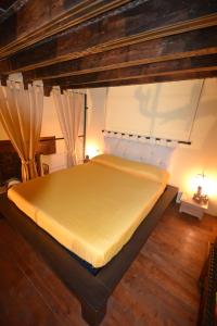 A bed or beds in a room at Castello 5888 C, Santa Marina, Calle Marcello, LOFT