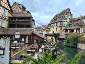 蒙斯特的住宿－Cute house in Alsace，一群人坐在河上桥上