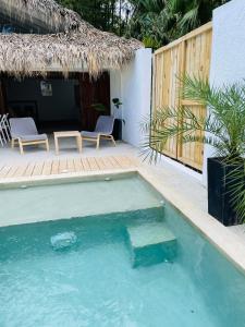 een zwembad met twee stoelen en een huis bij Villa Tortuga, Guest house Private bungalow, private pool in Las Terrenas