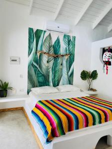 een slaapkamer met een bed met een kleurrijke deken erop bij Villa Tortuga, Guest house Private bungalow, private pool in Las Terrenas