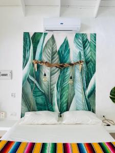 1 dormitorio con una pared con un mural de hojas en Villa Tortuga, Guest house Private bungalow, private pool, en Las Terrenas