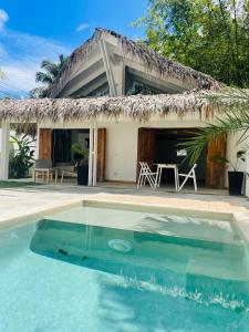 ラス・テレナスにあるVilla Tortuga, Guest house Private bungalow, private poolのリゾート(家の前にスイミングプールあり)