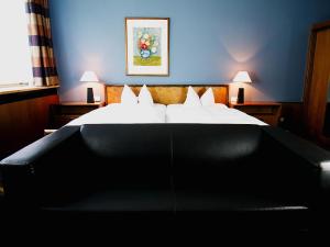 Postel nebo postele na pokoji v ubytování Hotel Albrechtshof Gohrisch