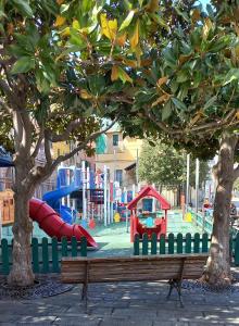 um parque com um banco em frente a um parque infantil em Ad un passo dall'Acquario in zona Expo em Génova