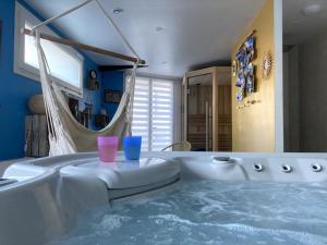 a bath tub with two blue glasses on top of it at Les pieds dans l'eau... au chaud !!! in Le Crotoy