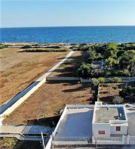 - une vue aérienne sur une plage avec l'océan dans l'établissement Le case di Pat - Casa Marea, à San Pietro in Bevagna