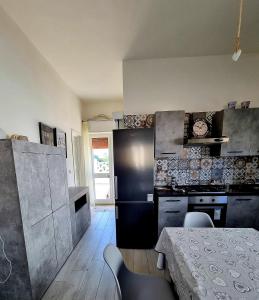 A kitchen or kitchenette at Le case di Pat - Casa Marea