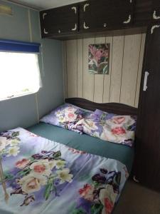 two beds in the back of an rv at Domki u Dobrusi in Mikołajki