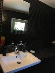 ヴェゾン・ラ・ロメーヌにあるB&B Contemporain Le Jardinのバスルーム(白い洗面台、鏡付)