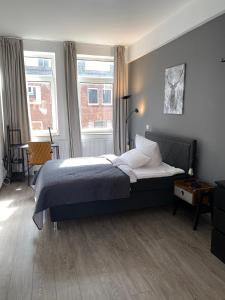 - une chambre avec un lit et 2 fenêtres dans l'établissement Apartment an der Weserpromenade - Schlachte - Parkplätze, à Brême