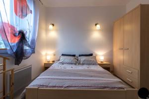 1 dormitorio con 1 cama con 2 lámparas en Appart Luchon au centre des allée d'etigny, en Luchon