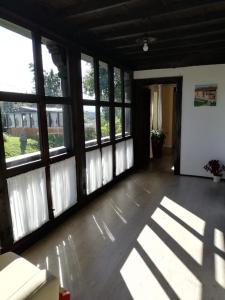 um quarto com janelas grandes e um quarto com pisos em madeira em La Casa Nueva Alojamiento Rural em Cereceda