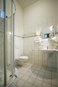 een badkamer met een toilet, een wastafel en een douche bij Gästehaus Musestieg in Thale