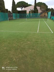 - un court de tennis avec 2 raquettes dans l'établissement Appartement climatisé avec terrasse parking piscine et terrains de tennis, au Cap d'Agde
