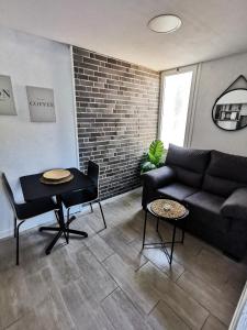 una sala de estar con un sofá y una mesa en Casita Dorotea, en Sabinosa