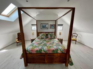 una camera da letto con un letto a baldacchino in una stanza di Face Chateau de Chaumont sur loire Gîte La Rapinière a Onzain