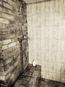 A bathroom at Casuta Bucuriei