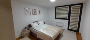 Un ou plusieurs lits dans un hébergement de l'établissement Cozy and sunny apartment near the airport