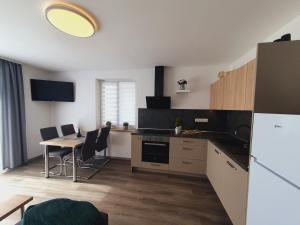 kuchnia ze stołem i jadalnią w obiekcie Apartmány Sunny hill w mieście Frymburk