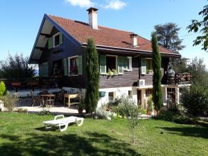 a house with a white bench in the yard at Chalet Norev in Saint-Martin-du-Mont