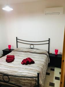 アルゲーロにあるHoliday House 2のベッドルーム1室(赤い枕2つ付)