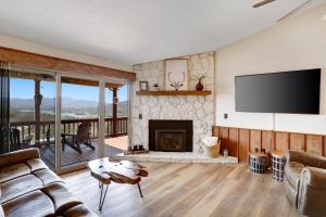 A television and/or entertainment centre at Modern Rustic Cabin with long range lake and mountain views